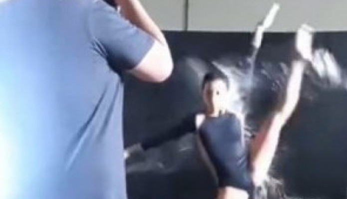 IZA NAJLEPŠE FOTOGRAFIJE KRIJE SE BOLNA TAJNA: "Da li zaista vredi, ovo je pakao", javnost uznemirena nakon što je videla kadrove sa snimanja jedne gimnastičarke (VIDEO)
