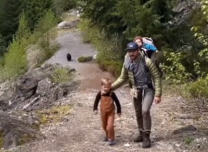 SVE JE DELOVALO KAO OBIČAN IZLET, A ONDA JE KAMERA USNIMILA NEVEROVATAN TRENUTAK: Porodica šetala šumom, ni ne sluteći ko ih vreba iza leđa (VIDEO)