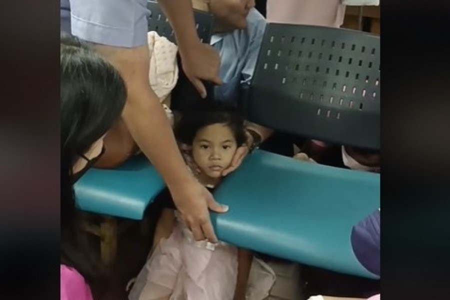 DETE SE BEZBRIŽNO IGRALO I U DELIĆU SEKUNDE NASTALA JE DRAMA: Devojčica je proturila glavu gde ne treba, nikome nije bilo jasno kako se to dogodilo! (VIDEO)