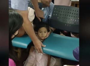 DETE SE BEZBRIŽNO IGRALO I U DELIĆU SEKUNDE NASTALA JE DRAMA: Devojčica je proturila glavu gde ne treba, nikome nije bilo jasno kako se to dogodilo! (VIDEO)