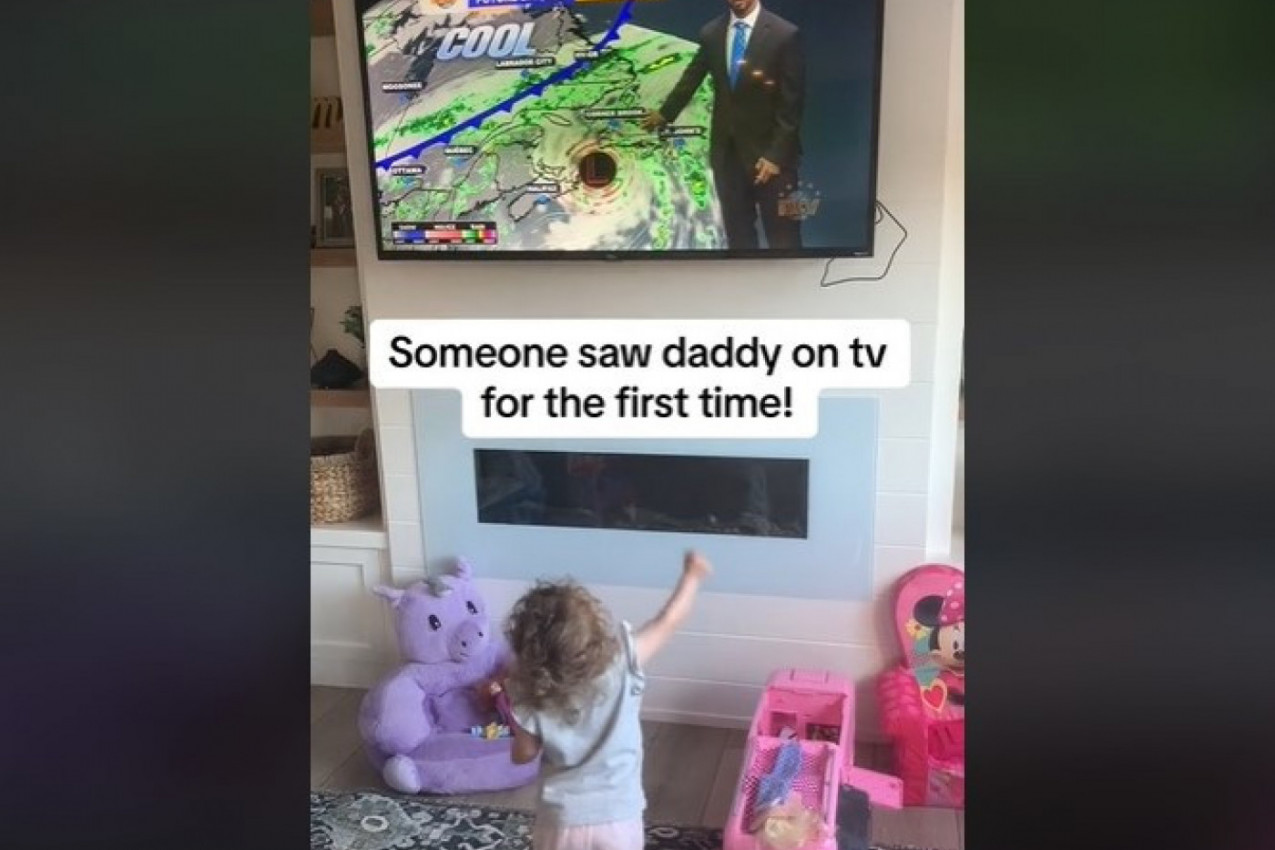 PRVI PUT JE VIDELA OCA: Devojčica je podizala ručice prema ekranu i vikala "Tata, tata", njegova reakcija bila je neočekivana (VIDEO)