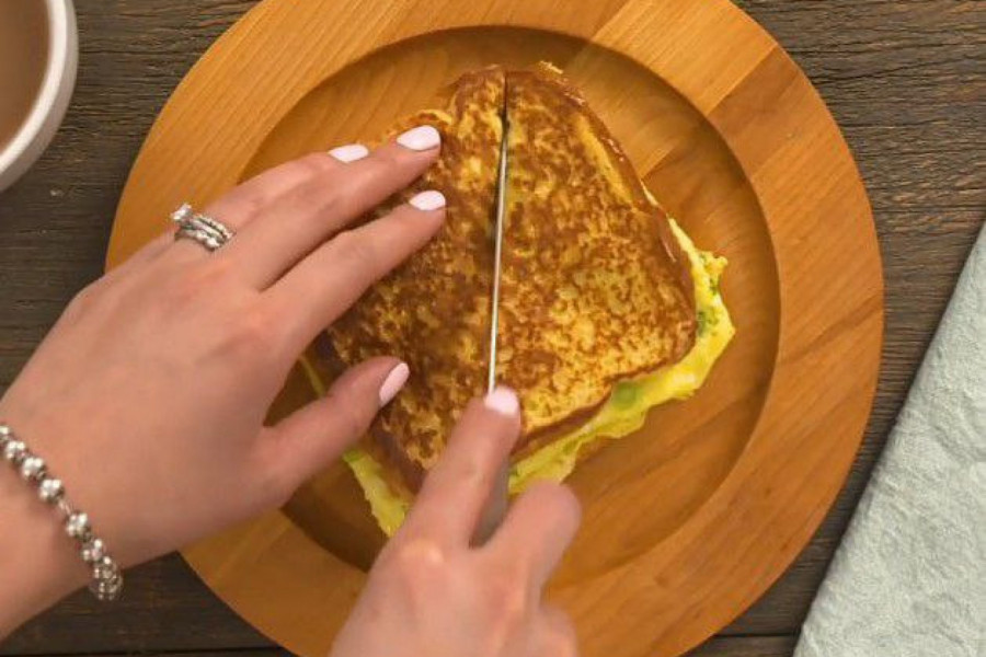 OVAKO SOČAN SENDVIČ JOŠ NISTE PROBALI: Kajgana sa tost hlebom i parizerom oduševiće vas na prvi zalogaj(VIDEO)