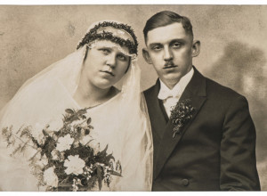 "MUŠKARCI ZA STOLOM, ŽENE NISU GLADNE": Slika sa svadbe u Srbiji pre skoro 100 godina izazvala burne rasprave na internetu! (FOTO)