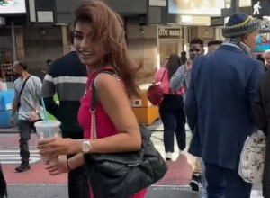 NA SVE JE SPREMNA ZBOG DOBROG KADRA: Devojka je zavodljivo šetala ulicom, ono što su joj uradila 2 muškarca izazvalo je salve komentara (VIDEO)