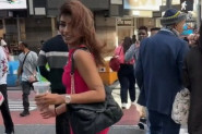 NA SVE JE SPREMNA ZBOG DOBROG KADRA: Devojka je zavodljivo šetala ulicom, ono što su joj uradila 2 muškarca izazvalo je salve komentara (VIDEO)
