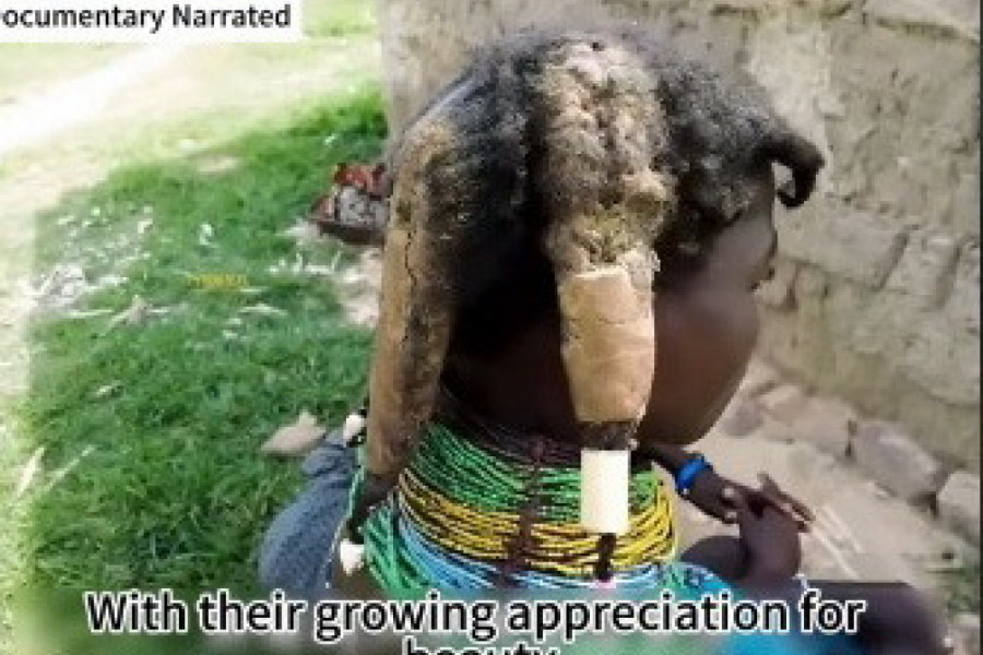 SVET JE ZGROŽEN ONIM ŠTO OVE ŽENE STAVLJAJU NA GLAVU KAO DOKAZ LEPOTE: Pripadnice afričkog plemena imaju poseban način održavanja frizure (VIDEO)