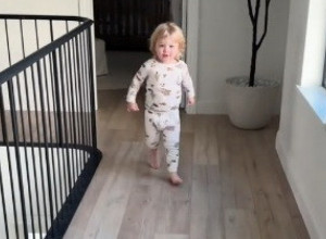 SCENA KOJA TOPI SRCA: Pogledajte šta ovaj dečak radi svako jutro kad se probudi! (VIDEO)