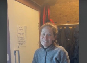 OTVORILA JE VRATA DOMA I U NEVERICI GLEDALA U PRIZOR KOJI JE ZATEKLA: Nezvani gosti došli su tik do nje, evo šta su uradili (VIDEO)