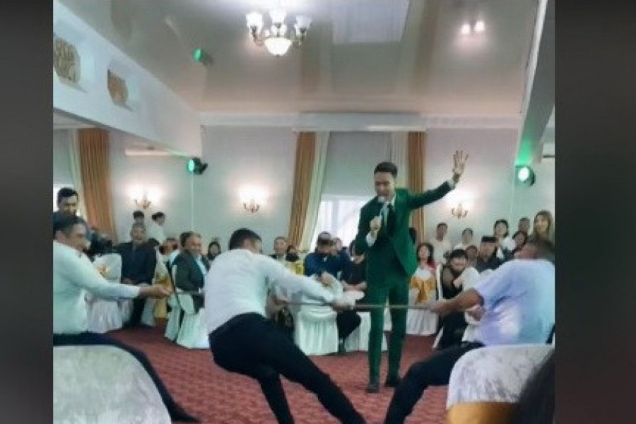 BUKVALNO SU GA IZULI IZ CIPELA: Urnebesna scena muškarca sa svadbe nasmejala sve do suza, komentari se samo nižu! (VIDEO)