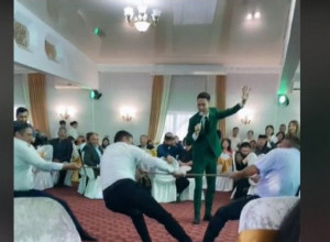 BUKVALNO SU GA IZULI IZ CIPELA: Urnebesna scena muškarca sa svadbe nasmejala sve do suza, komentari se samo nižu! (VIDEO)