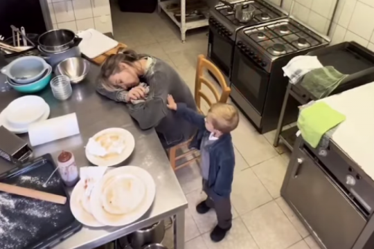 SKLOPILA JE OČI I GLAVA JOJ JE SAMO KLONULA: Mama nije mogla da zadrži suze zbog neočekivanog poteza svog sina! (VIDEO)(FOTO+VIDEO)