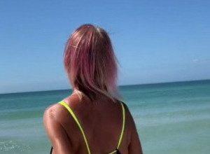 "IMAM 66 GODINA I VOLIM SVOJE TELO": Skinula se u bikini u sedmoj deceniji i izazvala lavinu negativnih komentara! (VIDEO)