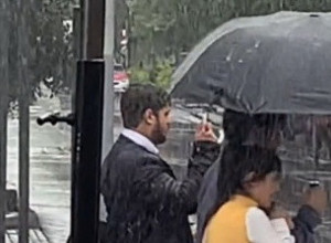 PROLAZNICI SU ZANEMELI PRED PRIZOROM: Stajao je mirno na semaforu na kiši, ljudi nisu mogli da veruju šta drži u ruci! (VIDEO)