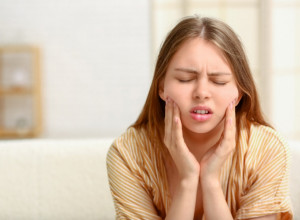 SIMPTOMI KOJI UKAZUJU NA NEDOSTATAK VITAMINA B12: Obratite pažnju na jezik, desni i unutrašnju stranu obraza! (FOTO)