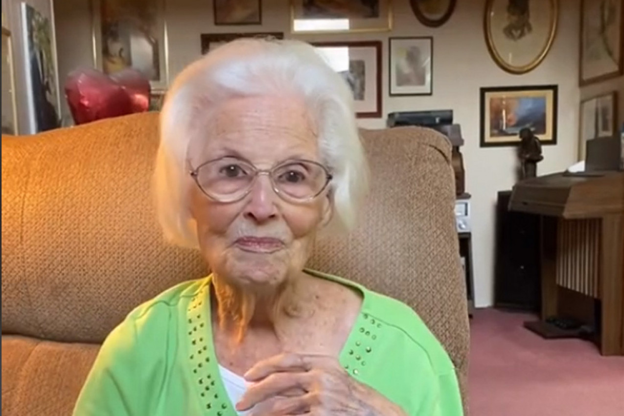 BAKA IMA 102 GODINE, LJUDI U ŠOKU KAKO IZGLEDA: Unuka je otkrila njenu tajnu i kako je zaustavila starenje! (VIDEO)