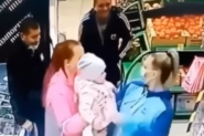 STAJALA JE NA KASI SA ĆERKOM U NARUČJU: Nepoznata žena joj je tražila dete, usledila je panika kad je shvatila šta je uradila! (FOTO+VIDEO)