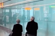 SVI PUTNICI SU GLEDALI U OVAJ BRAČNI PAR: Na aerodromu su napravili scenu koja se danima prepričava (VIDEO)