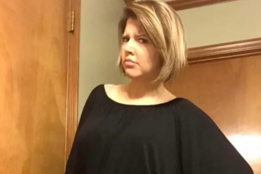 NARUČILA JE PRAZNIČNE HELANKE NA INTERNETU: Kristina se šokirala kad ih je obukla jer je shvatila da ima bizaran detalj na bezobraznom mestu! (VIDEO)