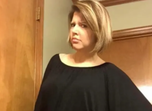 NARUČILA JE PRAZNIČNE HELANKE NA INTERNETU: Kristina se šokirala kad ih je obukla jer je shvatila da ima bizaran detalj na bezobraznom mestu! (VIDEO)