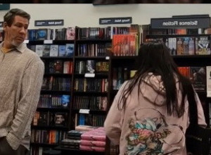 NIJE MOGAO DA SE SUZDRŽI: Ono što ovaj čovek radi u prodavnici je šokiralo sve prisutne (VIDEO)