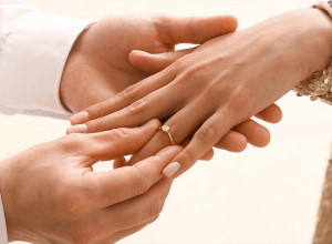 "I REKLA SI "DA"? Ljudi na društvenim mrežama šokirani vereničkim prstenom kojim je devojka zaprošena! (VIDEO)