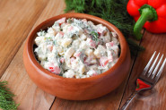 NEMA PRAZNIKA BEZ NJE: Ruska salata sa makaronama je nešto novo, a podjednako ukusno!