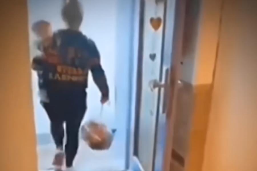 ONA JE NAZVANA MAJKOM GODINE: Krenula je da izbaci đubre sa bebom u naručju, ljudi u šoku šta je uradila! (FOTO+VIDEO)