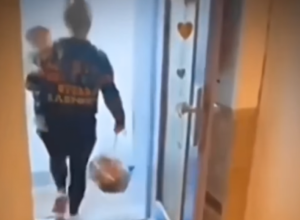 ONA JE NAZVANA MAJKOM GODINE: Krenula je da izbaci đubre sa bebom u naručju, ljudi u šoku šta je uradila! (FOTO+VIDEO)
