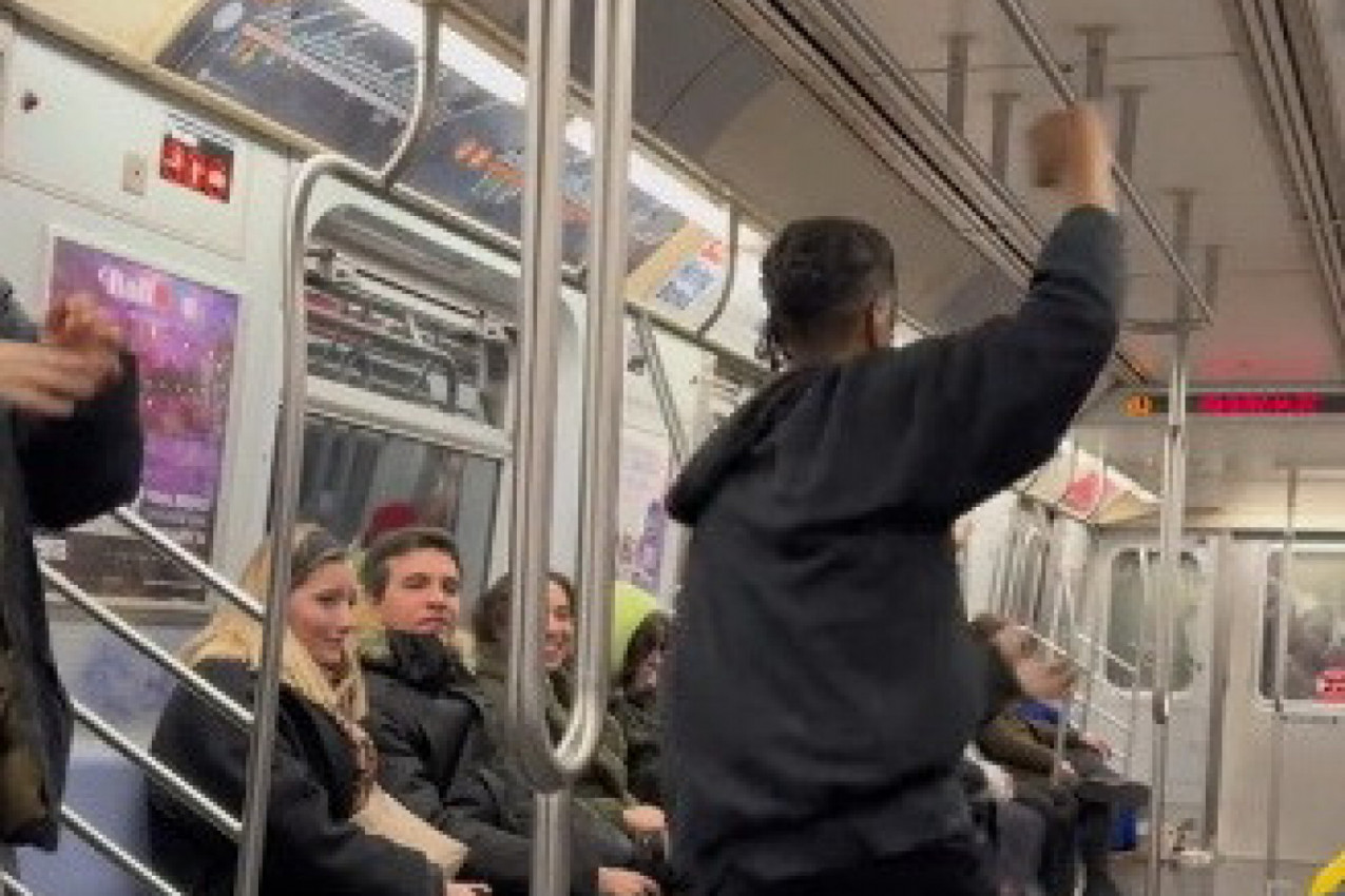 KAO DA JE ČOVEK OD GUME: Putnici u metrou šokirano su gledali akrobacije ovog momka! (FOTO)