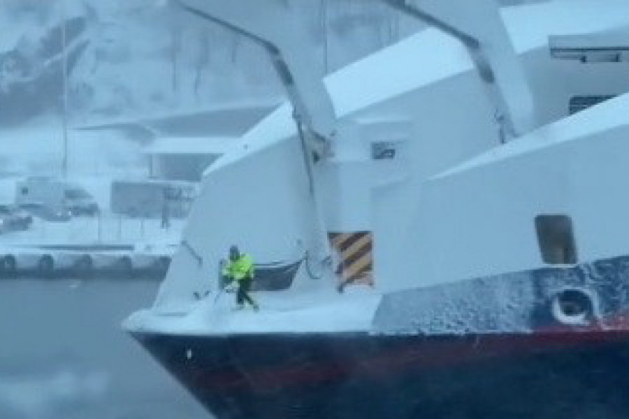 LJUDIMA JE ZASTAO DAH KAD SU GA VIDELI: Čovek je opušteno čistio sneg iako je svake sekunde mogao da padne s broda u ledenu vodu! (VIDEO)