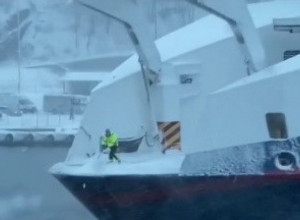 LJUDIMA JE ZASTAO DAH KAD SU GA VIDELI: Čovek je opušteno čistio sneg iako je svake sekunde mogao da padne s broda u ledenu vodu! (VIDEO)