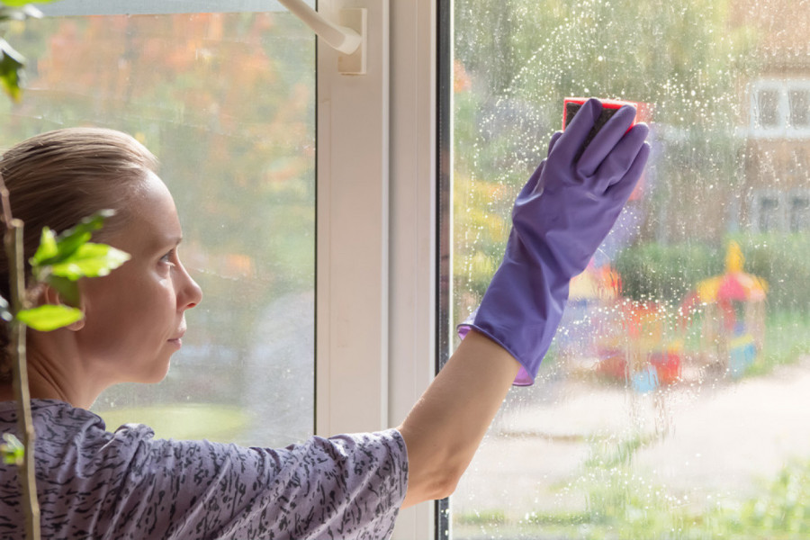 KAKO OPRATI PROZORE TOKOM ZIME: Ne čekajte proleće, ovo je  efikasan način čišćenja okna bez magljenja i smrzavanja! (FOTO)