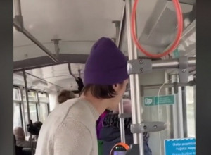 ČEKAO JE KAO ZAPETA PUŠKA DA SE OTVORE VRATA VOZILA: Ono što je uradio ovaj momak zapanjilo je ljude u tramvaju! (VIDEO)