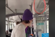 ČEKAO JE KAO ZAPETA PUŠKA DA SE OTVORE VRATA VOZILA: Ono što je uradio ovaj momak zapanjilo je ljude u tramvaju! (VIDEO)