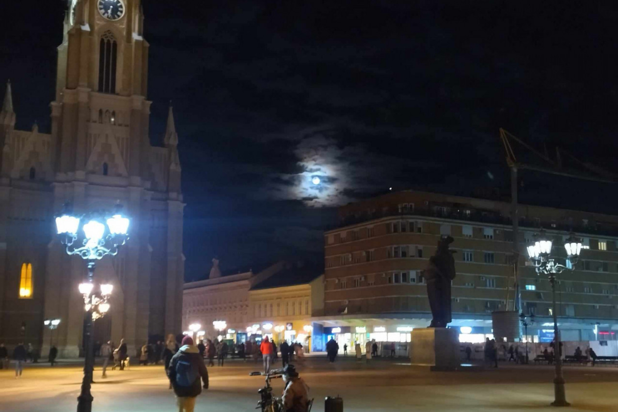 Mirno veče i pun Mesec nad Novim Sadom...