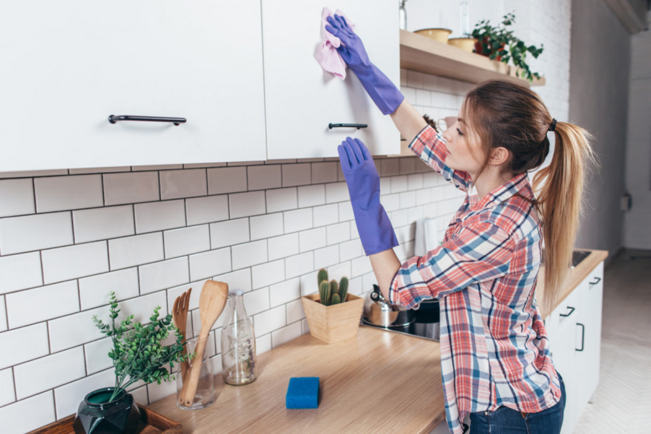 BRZO I LAKO DO BLISTAVE KUHINJE: Očistite ormariće uz ove trikove i jedan sastojak koji već imate u kući! (FOTO)