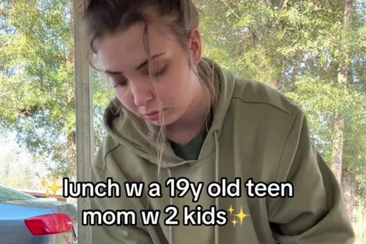IMA 19 GODINA I DVOJE DECE: Kada je ova mlada mama pokazala šta jedu njeni mališani, usledile su burne reakcije javnosti! (VIDEO)