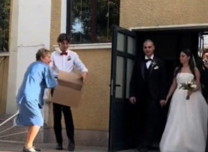 ZABORAVITE NA "KUPOVINU" MLADE, O OVIM BUGARSKIM OBIČAJIMA SVI BRUJE: Evo šta nevesti stavljaju u cipelu pred venčanje (VIDEO)
