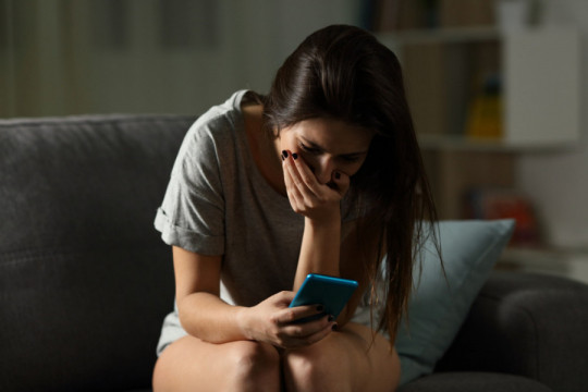MISLILA SAM DA MI SUPRUG OSTAJE DO KASNO NA POSLU: Od sadržaja koji sam našla na njegovom telefonu pozlilo mi je, njemu je potrebna pomoć!