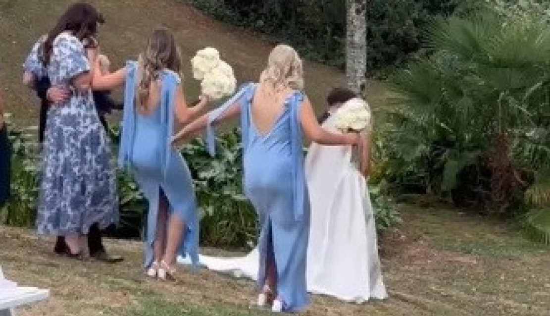 POKUŠALA JE DA HODA NIZBRDO U VISOKIM POTPETICAMA: Evo kako se "provela" jedna deveruša na venčanju svoje prijateljice! (VIDEO)