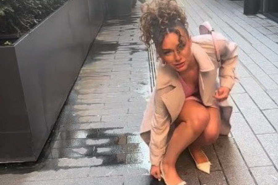 ŠETALA JE ULICOM I NOGA JOJ SE ZAGLAVILA U REŠETKI: Pokušavala je da iščupa cipelu, a onda je došlo do epskog obrta! (VIDEO)