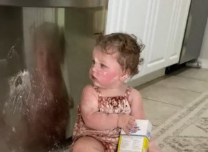 MAJKA JE NA TREN NAPUSTILA KUHINJU: Devojčica se dočepala brašna i napravila haos, a onda uradila nešto neočekivano! (VIDEO)
