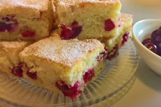 BISKVIT SA VIŠNJAMA KOJI ĆETE POJESTI U SLAST: Ovaj vazdušasti kolač će vas potpuno raspametiti (FOTO)