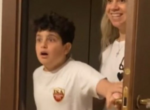 SCENA KOJA SLAMA SRCA: Dečak je zastao pred vratima, a onda se potpuno slomio kada je video ko je ispred njega (VIDEO)