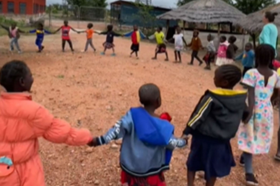 DO AFRIKE JE STIGLA NAŠA DEČIJA IGRA: Pogledajte ovu decu iz Afrike kako uživaju u jednoj od našim klincima omiljenoj igri!