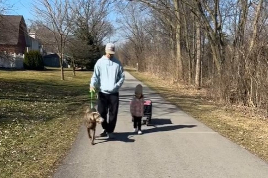 HTELA JE DA IMITIRA SVOG LJUBIMCA: Evo šta je uradila jedna devojčica u šetnji sa sviojim ocem, što je oduševilo sve! (VIDEO)