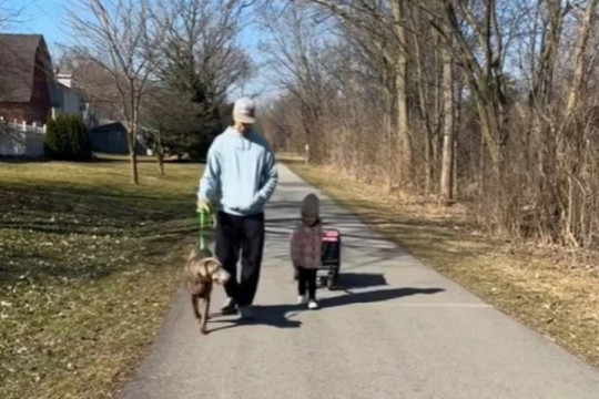 HTELA JE DA IMITIRA SVOG LJUBIMCA: Otac je vodio u šetnju ćerku i psa, a ona je uradila nešto zbog čega su se prolaznicima srca istopila! (VIDEO)