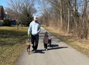 HTELA JE DA IMITIRA SVOG LJUBIMCA: Otac je vodio u šetnju ćerku i psa, a ona je uradila nešto zbog čega su se prolaznicima srca istopila! (VIDEO)