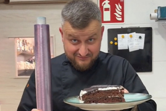 GENIJALAN TRIK KUVARA KOJI JE VIDELO 5 MILIONA LJUDI: Spakovao je tortu očas posla, a nije pokvario čokoladnu glazuru! (VIDEO)