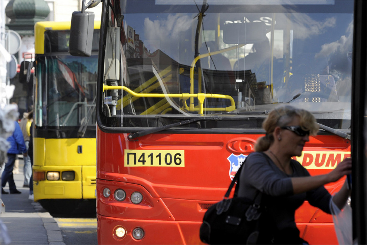 SEDELA SAM U AUTOBUSU U BEOGRADU KADA JE GLAVA PALA NA MOJE RAME: Ženi pozlilo, hladili je vodom – a onda je uradila nešto nečuveno!